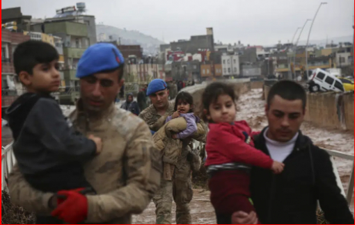 Sống sót sau trận động đất, nhiều người Thổ Nhĩ Kỳ lại chết vì mưa lũ