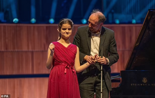 Cô bé 13 tuổi bị mù và tự kỉ đoạt giải thưởng piano gây xúc động