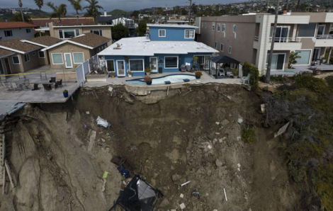 Những ngôi nhà chênh vênh trên vách đá sau trận lở đất ở California