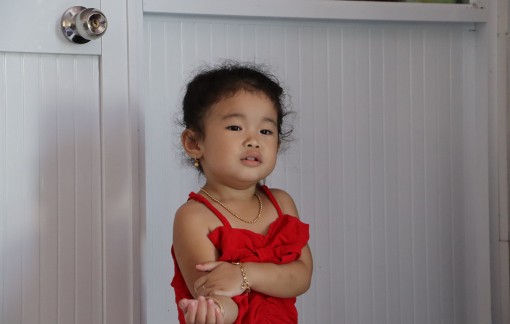 Bé gái hơn 2 tuổi có thể đọc chữ và đếm số