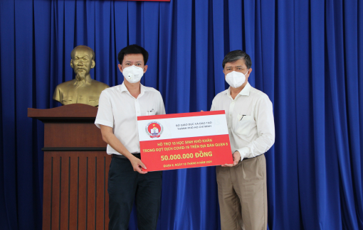 TPHCM trao hơn 1 tỉ đồng kinh phí vận động thực hiện chương trình “Sóng và máy tính cho em” đến Bộ GD-ĐT