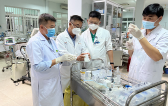 Bệnh viện Chợ Rẫy đem thuốc hiếm đi cấp cứu 10 ca ngộ độc ăn cá chép muối ủ chua ở Quảng Nam
