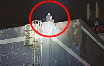 Bị cảnh sát hình sự truy bắt, một đối tượng leo tầng 5 của quán karaoke cố thủ