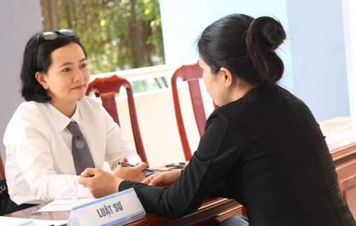Trợ giúp pháp lý và trao giấy chứng nhận kết hôn cho các cặp đôi
