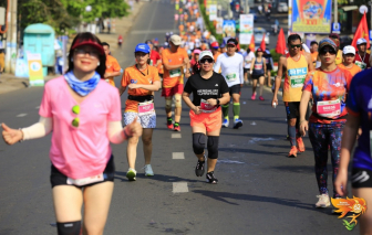 Hàng ngàn “chân chạy” hào hứng chuẩn bị tham gia giải chạy Tiền Phong Marathon