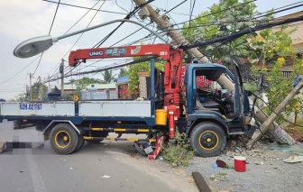 Xe tải tông 2 xe máy cùng trụ điện khiến 2 người tử vong và hơn 6.000 hộ mất điện