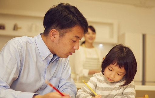 Có ai quá đáng như chồng tôi: ép con học 12 tiếng một ngày?