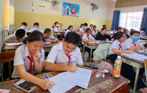 Lớp thu tiền sai, trường không chịu trách nhiệm có được không?