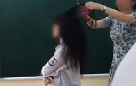 Cô giáo cắt tóc nữ sinh giữa lớp để cảnh cáo