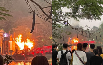 Cháy bốt thu vé vào cầu Thê Húc ở Hà Nội