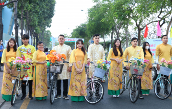 Hơn 1.000 người tham gia chạy bộ và diễu hành xe đạp hoa