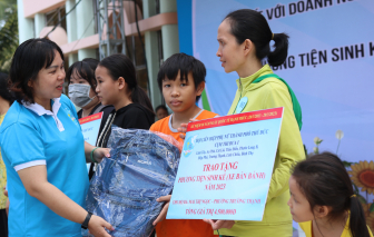 Tặng phương tiện làm ăn cho phụ nữ có hoàn cảnh khó khăn
