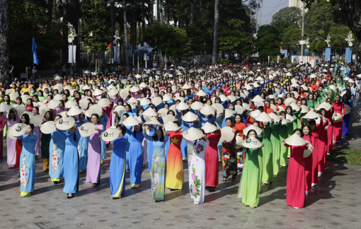 1.000 người tham gia đồng diễn áo dài