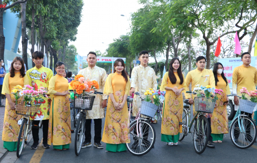Hơn 1.000 người tham gia chạy bộ và diễu hành xe đạp hoa