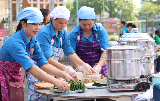 Hơn 900 người cùng tỉa hoa nghệ thuật và gói nhiều loại bánh tặng công nhân