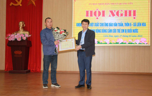 Khen thưởng người đàn ông dũng cảm cứu 2 trẻ em khỏi đuối nước