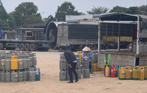 Thu giữ gần 1.200 bình gas, 26,5 tấn đường Thái Lan