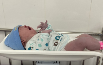 Bác sĩ "mỏi tay" đón bé sơ sinh nặng 5,3 kg