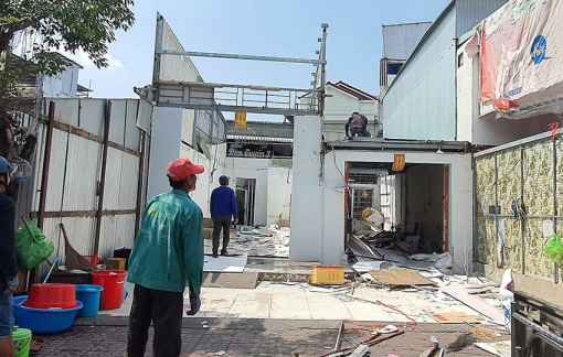 Cà Mau: Cưỡng chế nhà này nhưng dỡ luôn nhà kế bên