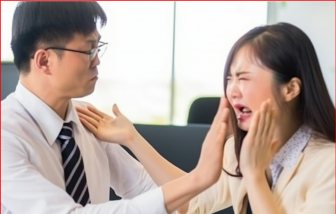 Công ty ở Hồng Kông bắt nhân viên tát vào mặt nhau để lấy,,, động lực