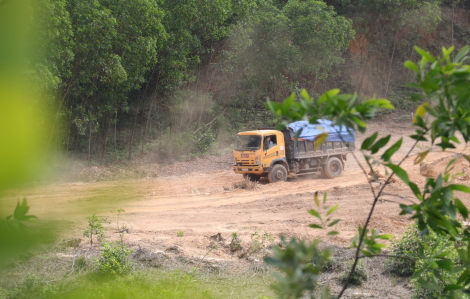 Thừa Thiên Huế: Ngang nhiên khai thác đất trái phép dưới đường dây 500kV Bắc - Nam