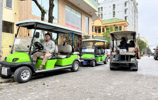 Hàng chục học sinh nghỉ học để theo cha mẹ “phản đối” kế hoạch siết chặt xe điện