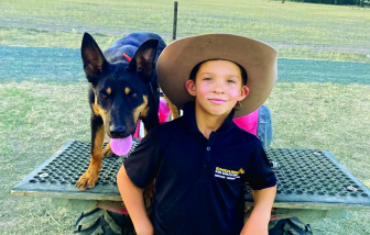 Cậu bé 8 tuổi kiếm ngàn đô từ nghề huấn luyện chó