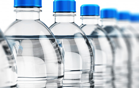 Nước uống đóng chai quá hạn có dùng được không?