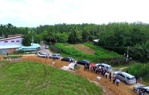 Đến nhận phiếu quà tặng, bị chở đi mua đất