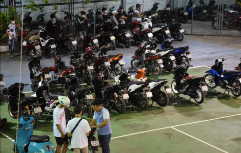TPHCM: Hàng loạt xe máy dừng ở phố đi bộ Nguyễn Huệ bị CSGT xử lý