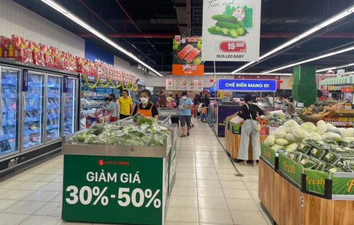 Nhiều siêu thị giảm giá hàng hóa để kích cầu tiêu dùng