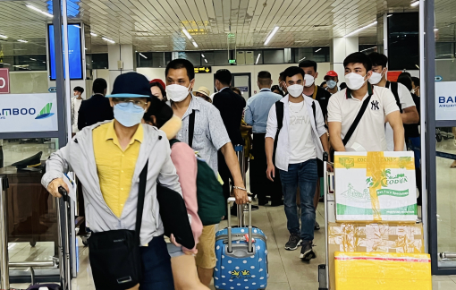 Bổ sung hàng trăm chuyến bay dịp 30/4, vé máy bay vẫn khan hiếm