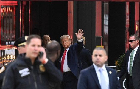 Ông Donald Trump đến New York, chuẩn bị ngày ra tòa án