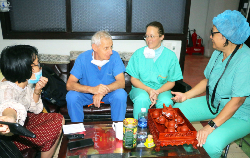 Bác sĩ Âu giúp bệnh nhi Việt có nụ cười lành lặn