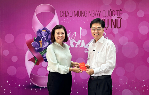 Ông Trần Diệp Tuấn tặng 30 triệu đồng cho Quỹ Từ thiện Báo Phụ nữ TPHCM