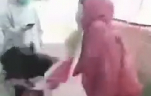 Một nữ sinh ở Đồng Nai bị bạn dùng chân đạp vào mặt, đầu, bắt quỳ xuống