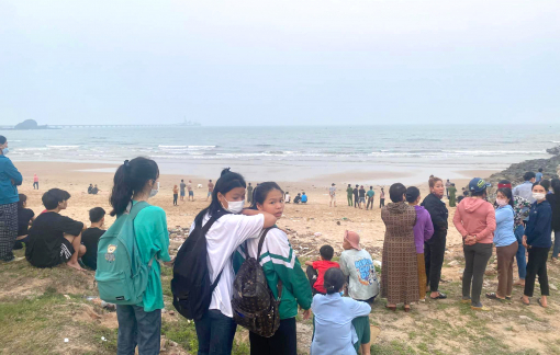 Phát hiện thi thể 2 nữ sinh cùng 6 đôi dép trên bãi biển