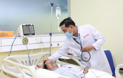 Người đàn ông bị đứt lìa mũi sau khi tông mạnh vào chuồng gà bên đường