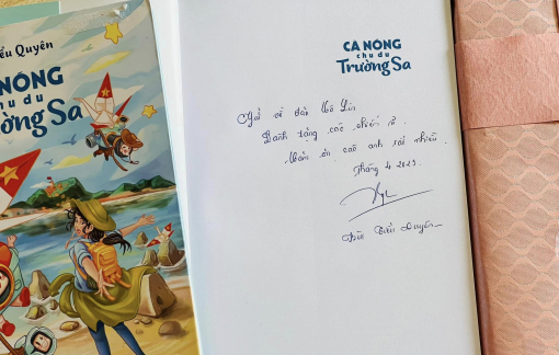Tặng sách cho thiếu nhi Trường Sa