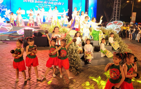 Hàng ngàn người dân quận 7 đổ ra hồ Bán Nguyệt cổ vũ hội thi Duyên dáng áo dài