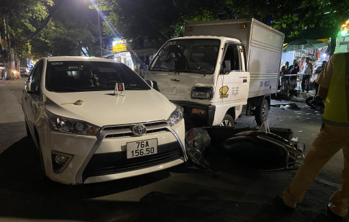 Xe tải va chạm hàng loạt xe máy khiến nhiều người khiếp vía