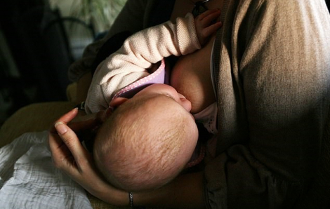 Trẻ bú sữa mẹ trong 6 tuần đầu đời ít gặp các vấn đề về hành vi hơn