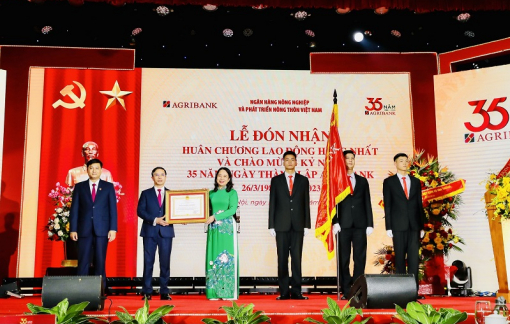 Agribank đón nhận Huân chương Lao động hạng Nhất, chào mừng kỷ niệm 35 năm ngày thành lập