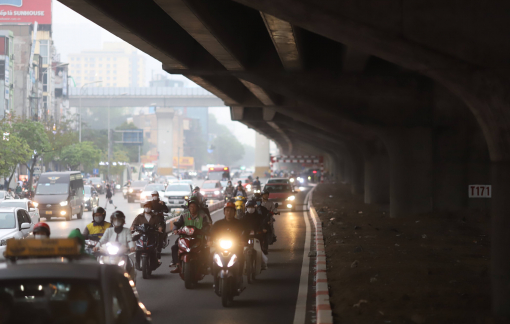Thông xe làn mở rộng, đường Nguyễn Xiển vẫn tắc nghẽn