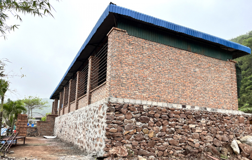 Đào “hào”, cắt điện để buộc tháo dỡ hàng loạt nhà hàng xây trái phép ven biển