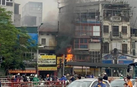 Cháy kho chứa quần áo tại giao lộ đông đúc ở Hà Nội