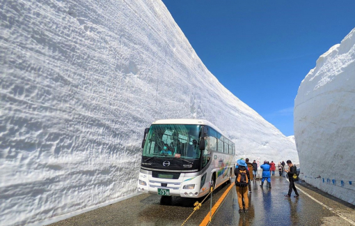 Nhật Bản mở cửa “Trường thành tuyết” dày 20m đón du khách