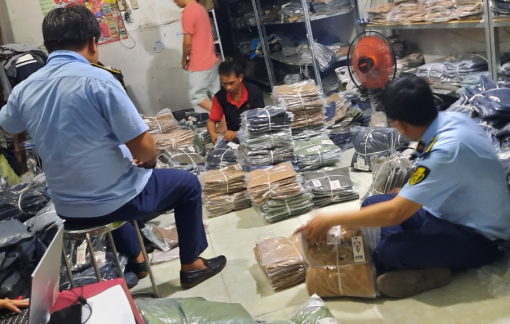 Thu giữ hàng ngàn quần kaki giả, giá bán bằng 1/10 hàng thật