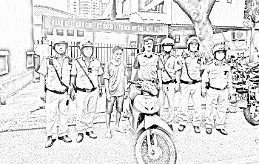 1 đại úy cảnh sát giao thông phải điều trị phơi nhiễm HIV khi bắt giữ kẻ trộm xe máy