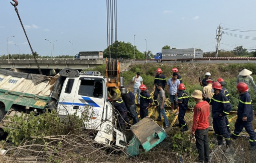 Hàng chục cảnh sát dùng thủy lực cắt cabin, giải cứu tài xế xe ben rơi xuống mương